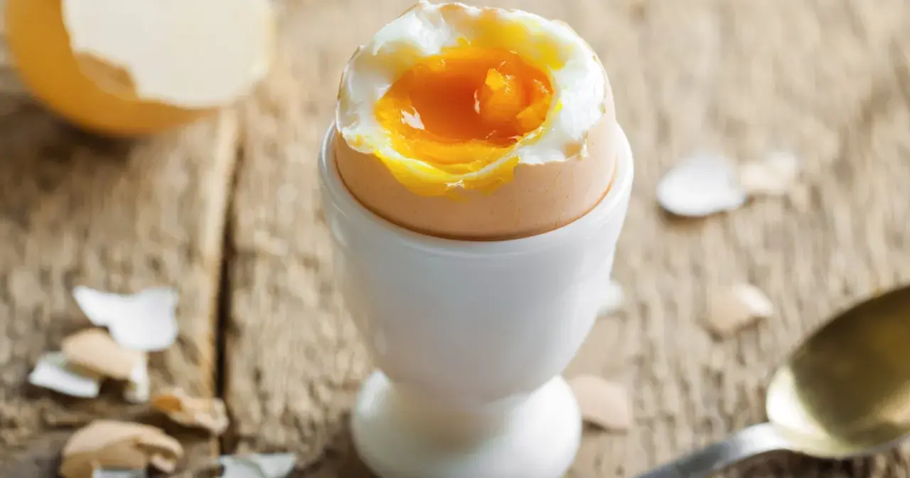 Jajko na miękko w kieliszku, z płynnym żółtkiem. Czy jajka podwyższają cholesterol? Pytanie, które nurtuje wielu.