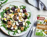 Wykwintna sałatka z burakiem, kozim serem, orzechami i rukolą, idealna z sosem Vinaigrette Prymat.