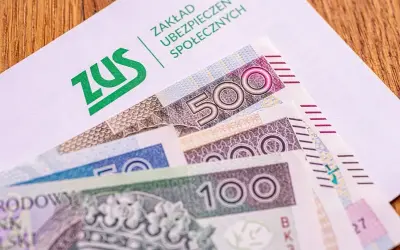 Koperta ZUS z banknotami 100, 200 i 500 zł. Nadzieja na dodatkowe środki, być może 13. emerytury.