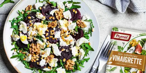 Wykwintna sałatka z burakiem, kozim serem, orzechami i rukolą, idealna z sosem Vinaigrette Prymat.