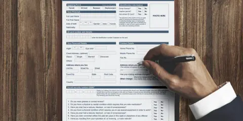 Formularz "RETIREMENT PLAN" do wypełnienia, aby złożyć wniosek o emeryturę. Widoczna ręka z długopisem.
