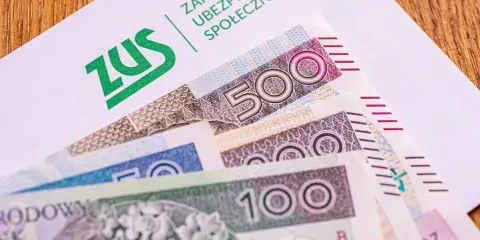 Koperta ZUS z banknotami 100, 200 i 500 zł. Nadzieja na dodatkowe środki, być może 13. emerytury.