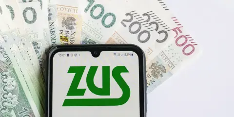 Telefon z logo ZUS na tle polskich banknotów. Czy to zapowiedź wypłaty 14. emerytury?