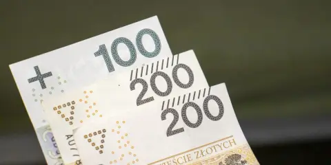 Polskie banknoty 100 i 200 zł. Wiele osób liczy na wsparcie, jak 500 plus dla seniora.