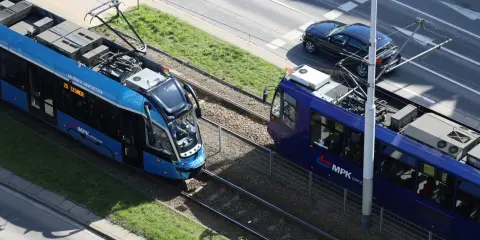 Dwa tramwaje MPK Wrocław na torach. Jeden niebieski, drugi granatowy. Może to właśnie dzięki nim emeryci mają darmowe przejazdy MPK?