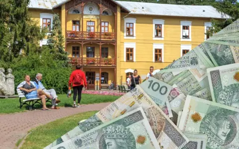 Czy sanatorium poszpitalne jest płatne? Na zdjęciu widać żółty budynek sanatorium i ludzi, a także stos polskich banknotów.