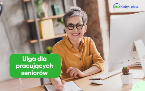 Uśmiechnięta seniorka przy biurku, korzystająca z ulgi dla pracujących seniorów. Logo 360 Kadry i płace.
