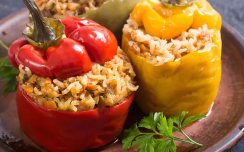 Kolorowe papryki faszerowane ryżem i warzywami. Idealne danie dla osób dbających o dietę przy niewydolności nerek.