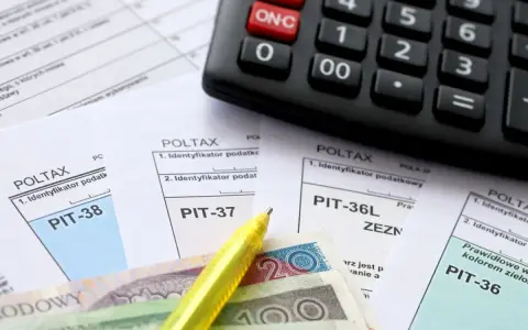 Kalkulator, pieniądze i formularze PIT-37, PIT-38, PIT-36L, PIT-36. Czy emeryt musi rozliczyć PIT-11A? Sprawdź!