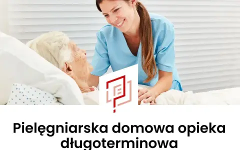 Uśmiechnięta pielęgniarka środowiskowa w niebieskim uniformie pochyla się nad starszą pacjentką w łóżku. Wizyta pielęgniarki środowiskowej w domu.