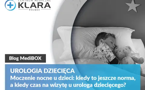 Chłopiec śpi głęboko, otoczony pluszakami. Temat: twardy sen a moczenie nocne u dzieci.