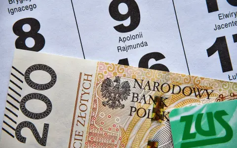 Zastanawiasz się, jakie dokumenty do ZUS na emeryturę? Na zdjęciu polskie banknoty i kalendarz z datami.
