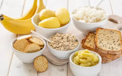 Banan, ryż, owsianka, ziemniaki, sucharki i tosty – to sprawdzone domowe sposoby na biegunke.