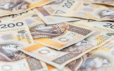 Stos banknotów 200 zł. Zastanawiasz się, komu nie przysługuje rekompensata do emerytury?