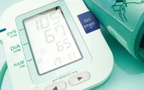 Ciśnieniomierz pokazuje 105/65 mmHg, co oznacza prawidłowe ciśnienie. Monitoruj swoje zdrowie.