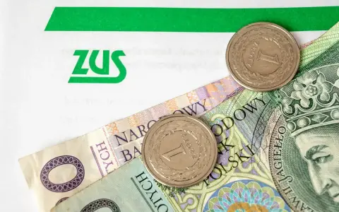 ZUS i polskie złotówki, symbolizujące przyszłą rekompensatę do emerytury.