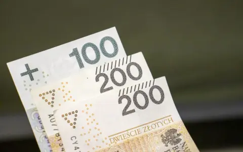 Polskie banknoty 100 i 200 zł. Wiele osób liczy na wsparcie, jak 500 plus dla seniora.