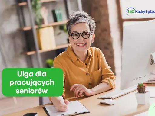 Uśmiechnięta seniorka przy biurku, korzystająca z ulgi dla pracujących seniorów. Logo 360 Kadry i płace.