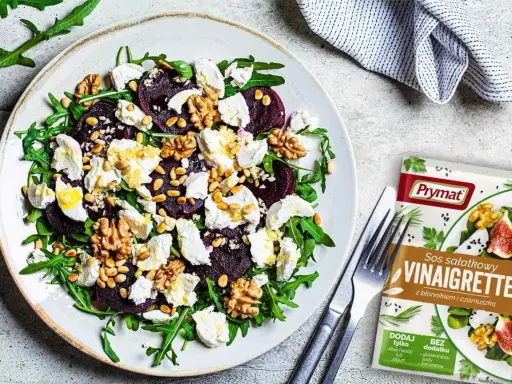 Wykwintna sałatka z burakiem, kozim serem, orzechami i rukolą, idealna z sosem Vinaigrette Prymat.