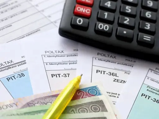 Kalkulator, pieniądze i formularze PIT-37, PIT-38, PIT-36L, PIT-36. Czy emeryt musi rozliczyć PIT-11A? Sprawdź!