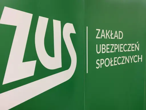 Logo ZUS. Zakład Ubezpieczeń Społecznych. Dowiedz się, co to subkonto i jak działa.