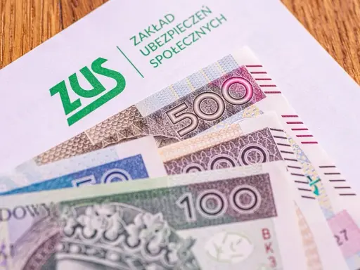 Koperta ZUS z banknotami 100, 200 i 500 zł. Nadzieja na dodatkowe środki, być może 13. emerytury.