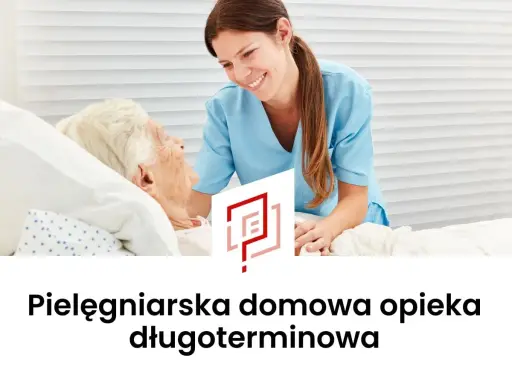 Uśmiechnięta pielęgniarka środowiskowa w niebieskim uniformie pochyla się nad starszą pacjentką w łóżku. Wizyta pielęgniarki środowiskowej w domu.
