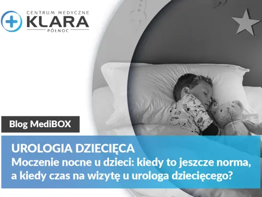 Chłopiec śpi głęboko, otoczony pluszakami. Temat: twardy sen a moczenie nocne u dzieci.