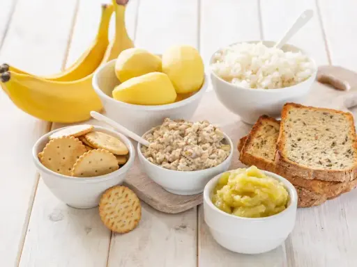 Banan, ryż, owsianka, ziemniaki, sucharki i tosty – to sprawdzone domowe sposoby na biegunke.