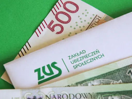 ZUS i banknot 500 zł. Symbol wsparcia dla osób niepełnosprawnych, nadzieja na lepsze jutro.