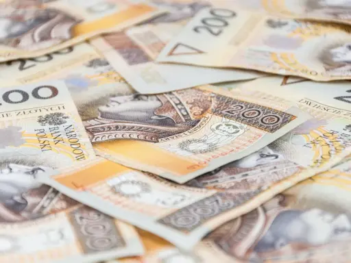 Stos banknotów 200 zł. Zastanawiasz się, komu nie przysługuje rekompensata do emerytury?