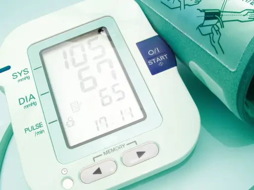 Ciśnieniomierz pokazuje 105/65 mmHg, co oznacza prawidłowe ciśnienie. Monitoruj swoje zdrowie.