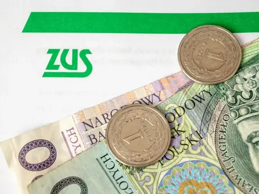 ZUS i polskie złotówki, symbolizujące przyszłą rekompensatę do emerytury.