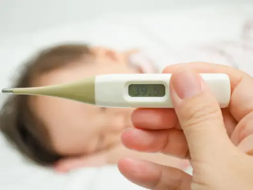 Cyfrowy termometr pokazuje 39.5°C. Zastanawiasz się, ile trzymać termometr pod pachą, by dokładnie zmierzyć temperaturę?
