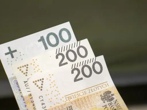 Polskie banknoty 100 i 200 zł. Wiele osób liczy na wsparcie, jak 500 plus dla seniora.