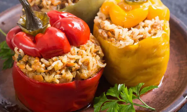 Kolorowe papryki faszerowane ryżem i warzywami. Idealne danie dla osób dbających o dietę przy niewydolności nerek.