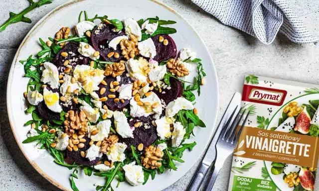 Wykwintna sałatka z burakiem, kozim serem, orzechami i rukolą, idealna z sosem Vinaigrette Prymat.