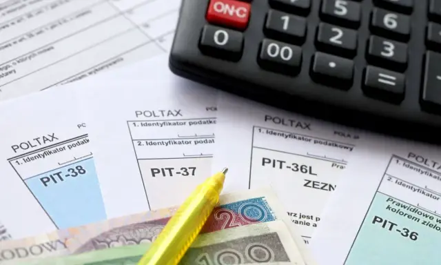 Kalkulator, pieniądze i formularze PIT-37, PIT-38, PIT-36L, PIT-36. Czy emeryt musi rozliczyć PIT-11A? Sprawdź!