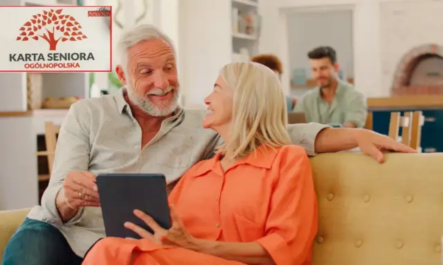 Uśmiechnięci seniorzy przeglądają tablet, obok nich logo "Karta Seniora Ogólnopolska", sugerujące zniżki w aptece.