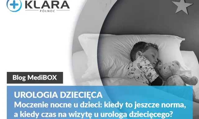 Chłopiec śpi głęboko, otoczony pluszakami. Temat: twardy sen a moczenie nocne u dzieci.