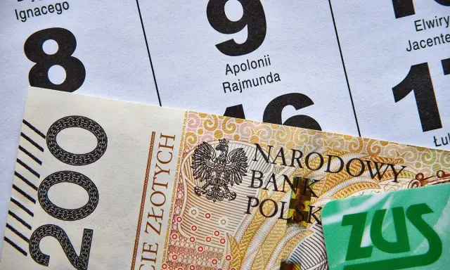 Zastanawiasz się, jakie dokumenty do ZUS na emeryturę? Na zdjęciu polskie banknoty i kalendarz z datami.