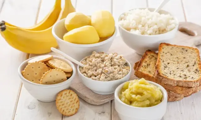 Banan, ryż, owsianka, ziemniaki, sucharki i tosty – to sprawdzone domowe sposoby na biegunke.