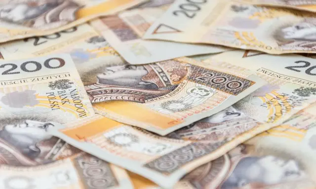 Stos banknotów 200 zł. Zastanawiasz się, komu nie przysługuje rekompensata do emerytury?