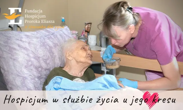Opiekunka karmi starszą pacjentkę w hospicjum. Troska i szacunek w hospicjum dla osób starszych.