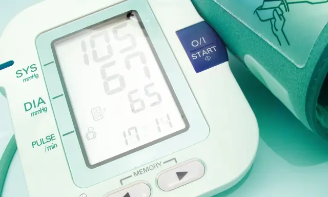 Ciśnieniomierz pokazuje 105/65 mmHg, co oznacza prawidłowe ciśnienie. Monitoruj swoje zdrowie.