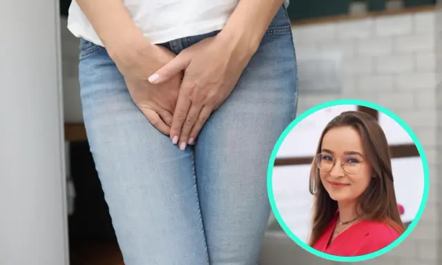 Kobieta w dżinsach, z dłońmi na kroku, w tle kobieta w okularach. Temat: sikanie podczas sexu.