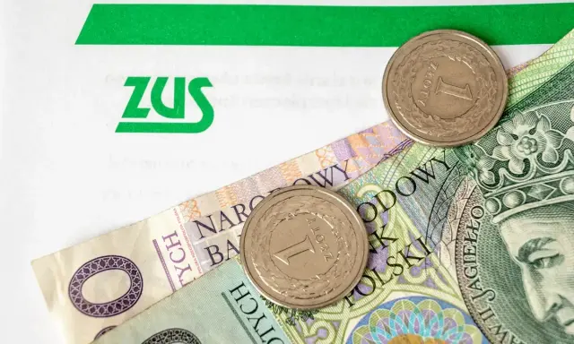 ZUS i polskie złotówki, symbolizujące przyszłą rekompensatę do emerytury.