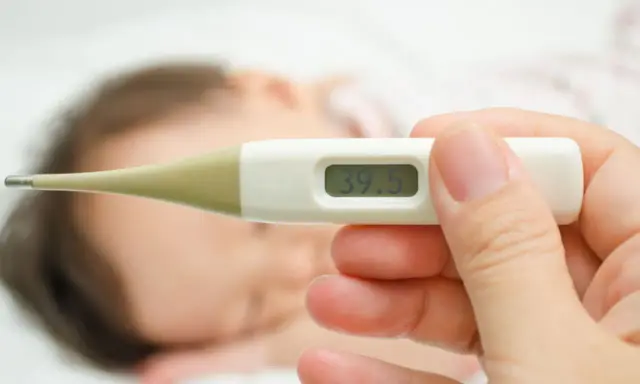 Cyfrowy termometr pokazuje 39.5°C. Zastanawiasz się, ile trzymać termometr pod pachą, by dokładnie zmierzyć temperaturę?