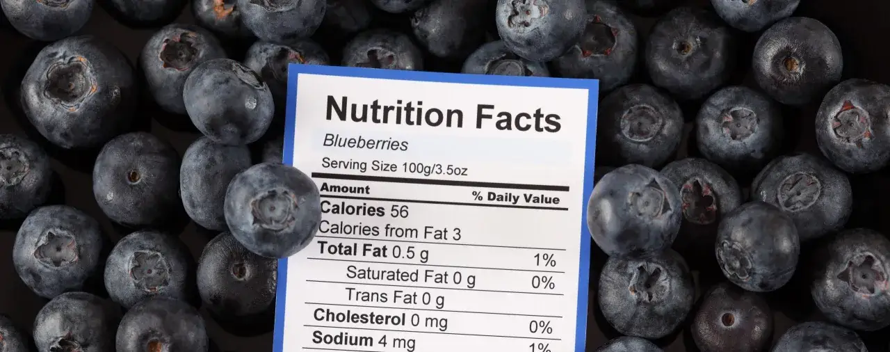 Borówki są dobre dla zdrowia, bogate w antyoksydanty. Na etykiecie wartości odżywcze: 56 kcal w 100g.