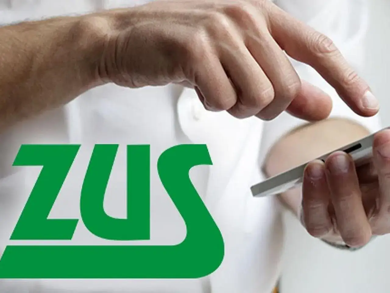 Dłoń polskiego emeryta za granicą dotyka ekranu smartfona z logo ZUS.
